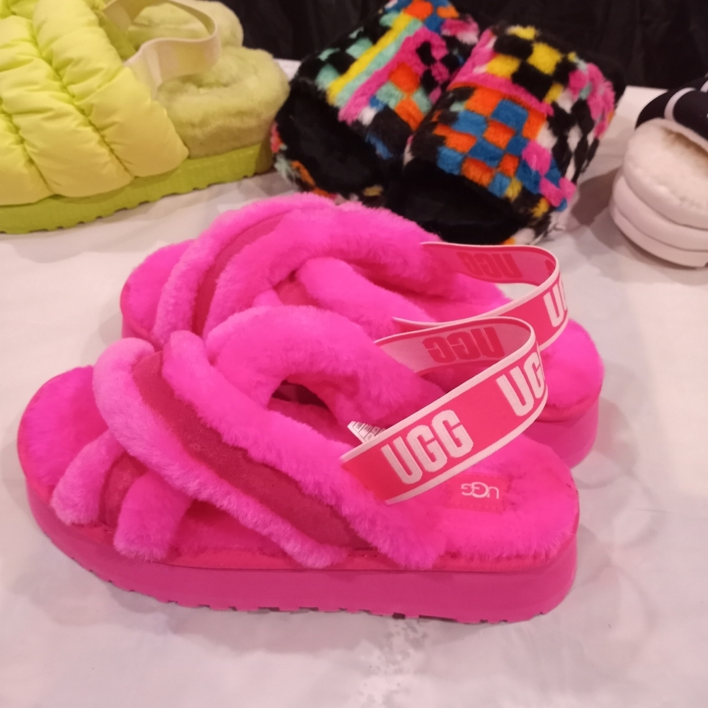 UGGS - Picture 2 of 4